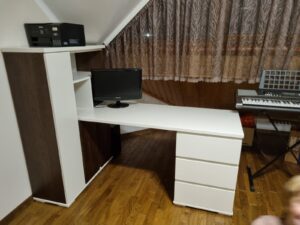 Письмовий стіл та шафка для навчання
