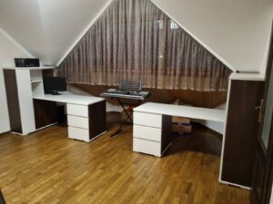 Письмове робоче місце із столом та поличками